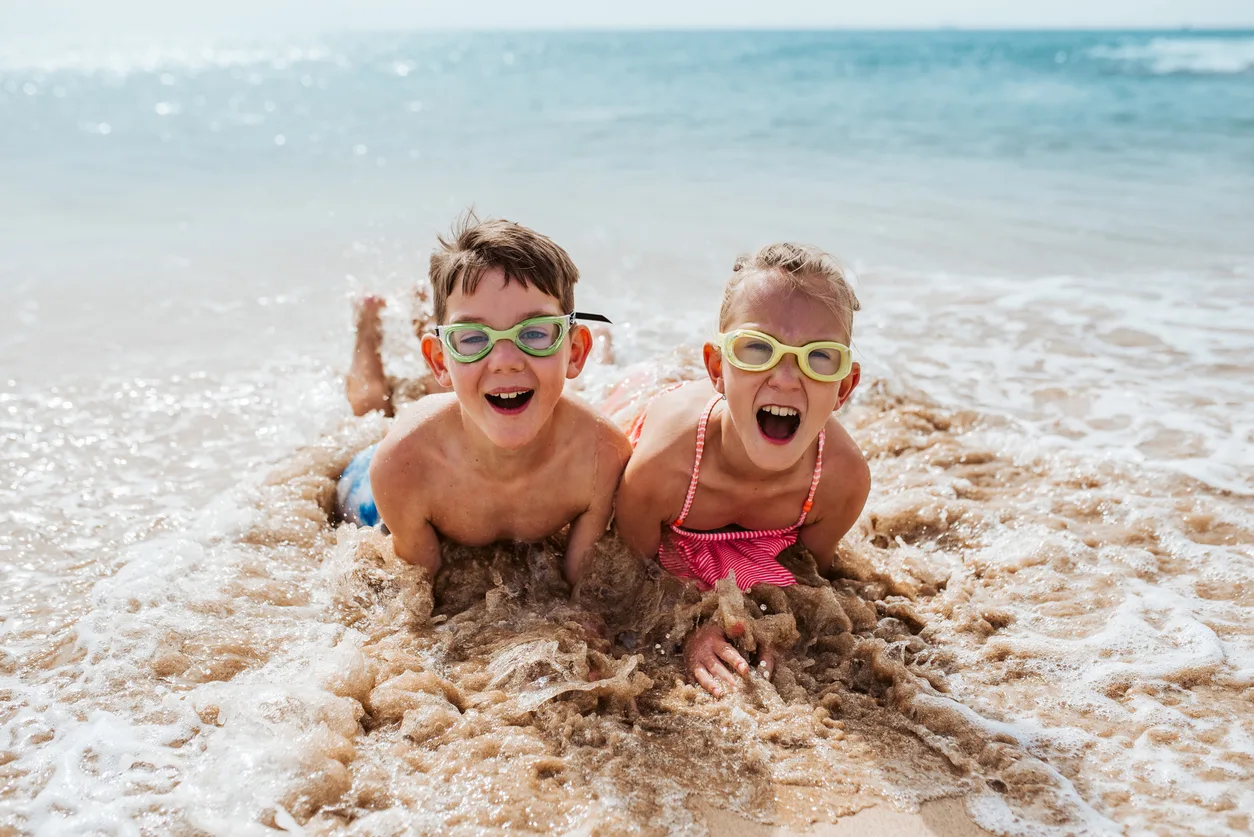 bambini che giocano in spiaggia