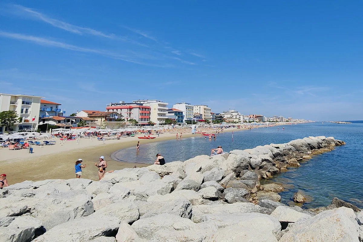spiaggia con rocce a bellaria igea marina