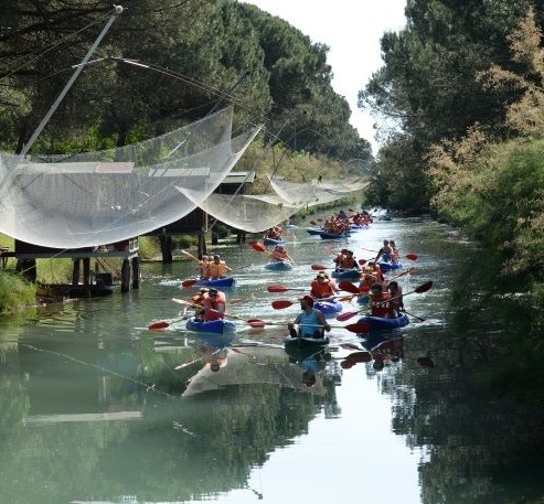 gruppo numeroso in canoa a Cervia