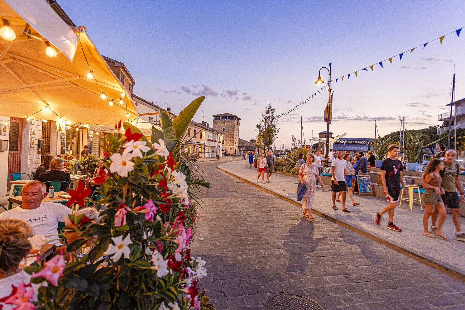 porto di cervia con bar accanto