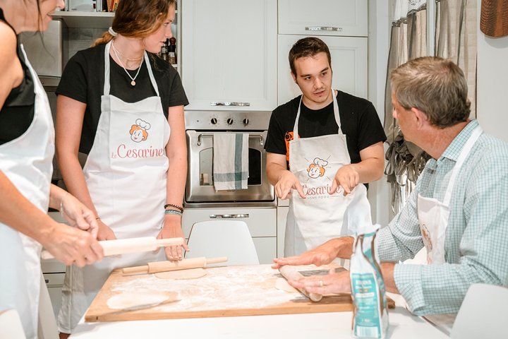 persone che cucinano Piccolo gruppo Pasta