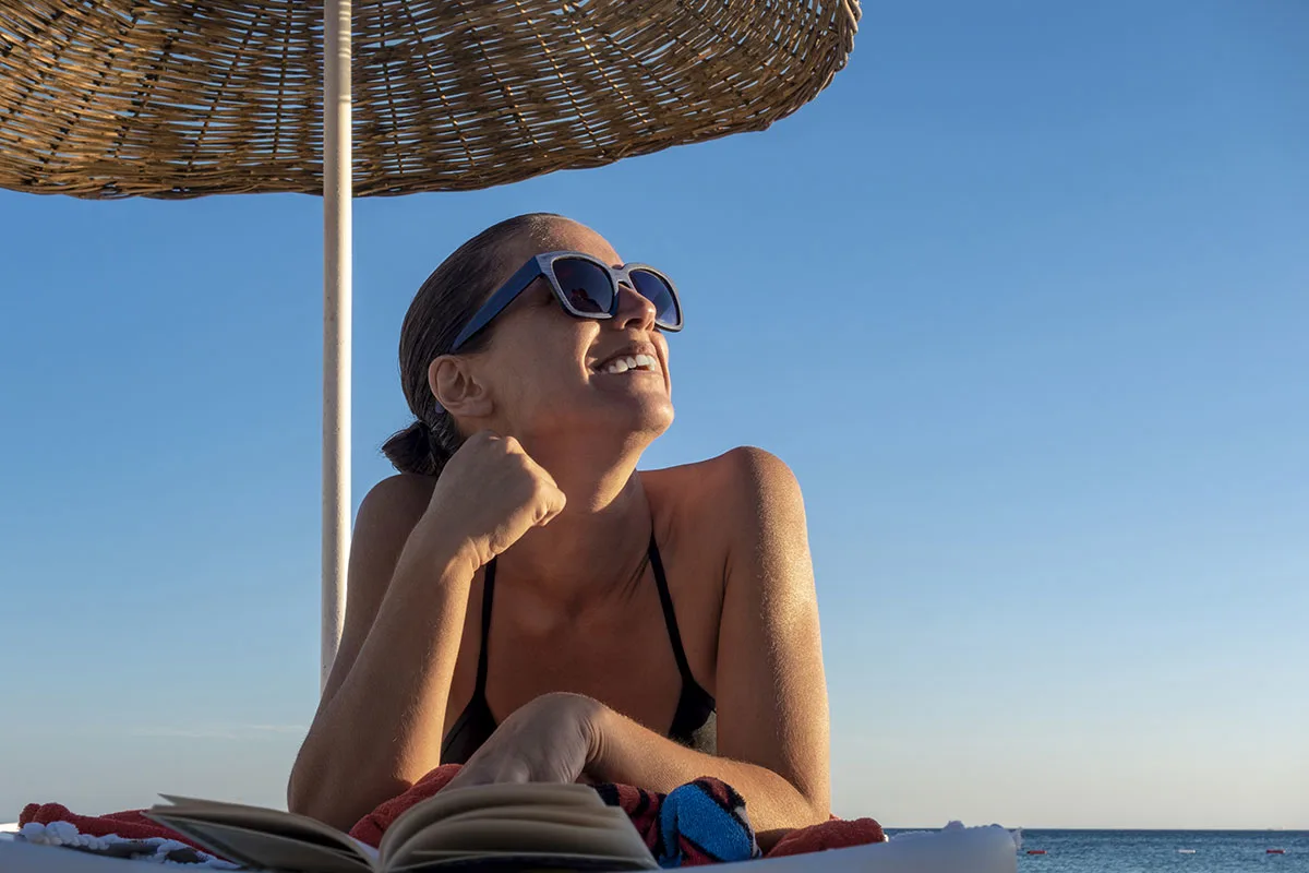 donna che legge in spiaggia a lido di Savio