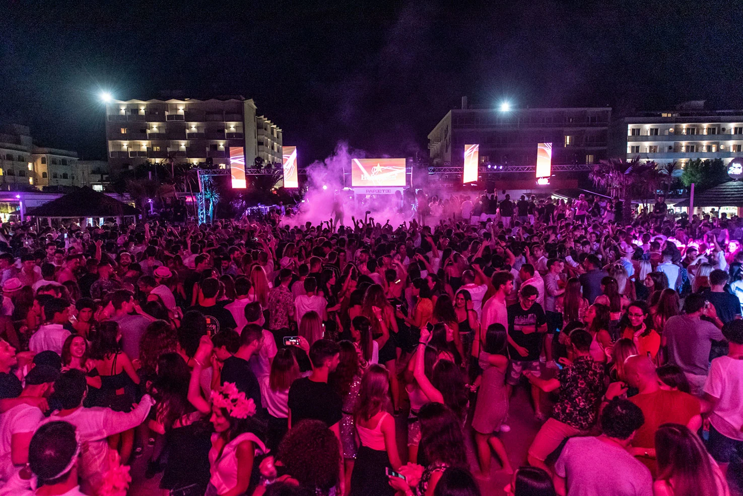 divertimento durante la notte rosa in riviera romagnola