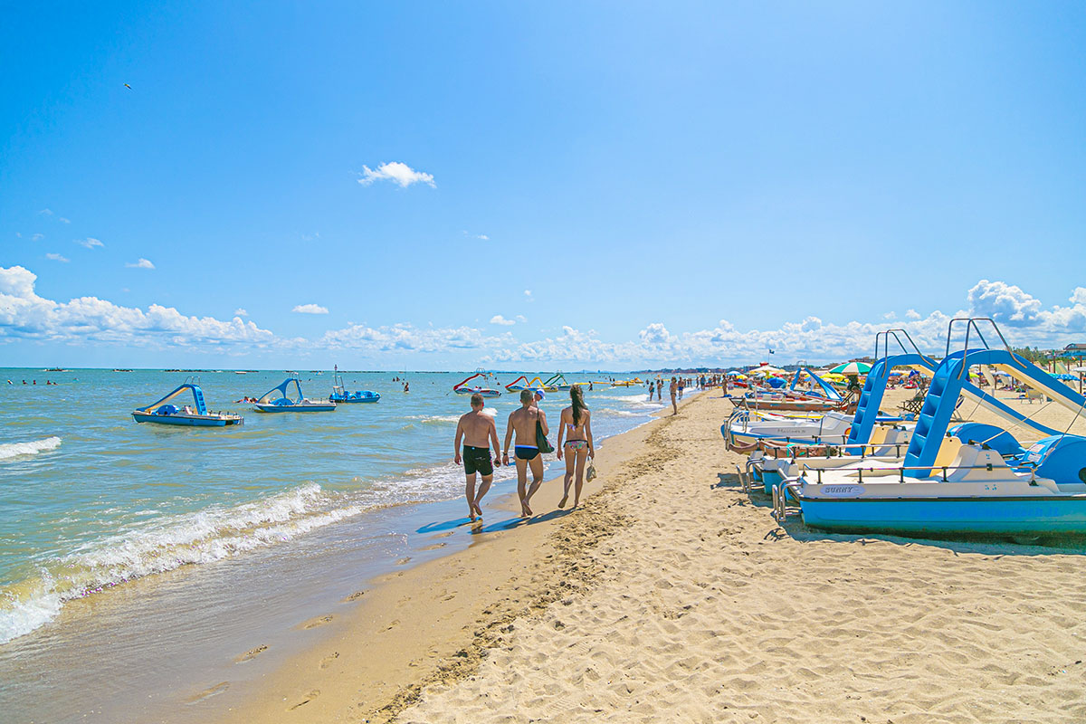 spiaggia a cesenatico con persone e ombrelloni
