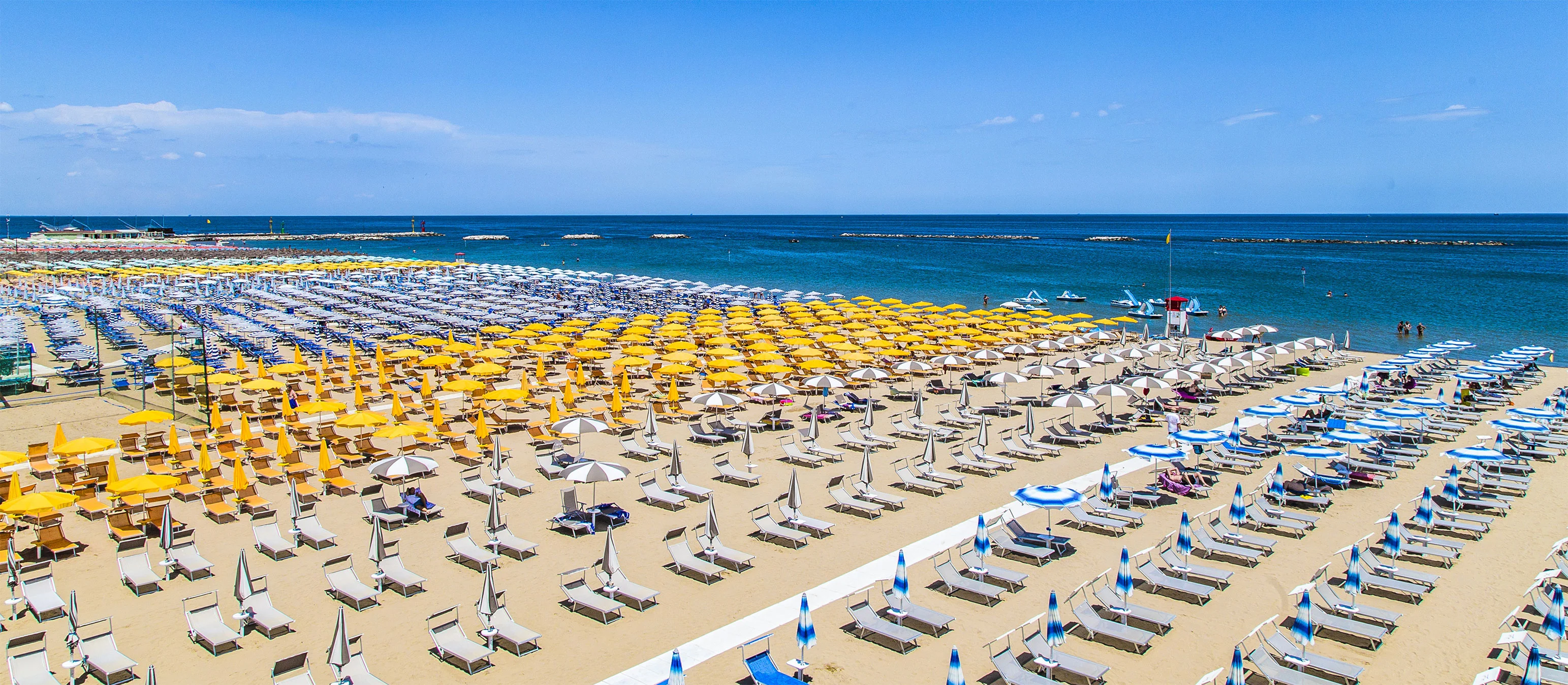 spiaggia con diversi bagni dall'alto